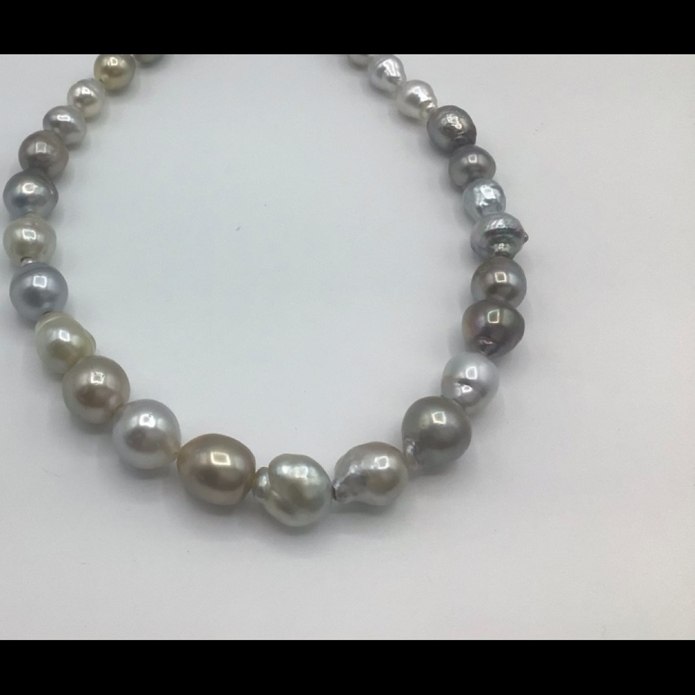 Tahitian pearl necklace